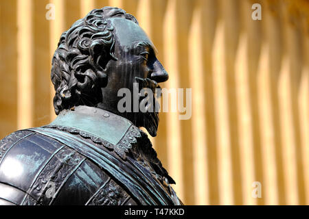 Die Statue von William Herbert, das 3. Earl of Pembroke in der alten Schulen 'Quad Innenhof in der Bodleian Library in Oxford Universität, Stockfoto