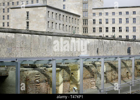 Die Topographie des Terrors, der Berliner Mauer und Detlev-Rohwedder-Haus (ehemalige RLM/NS-Luft Ministerium Gebäude in WW2), Berlin, Deutschland. Stockfoto