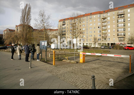 Touristen auf der Website von Hitlers Bunker an der Ecke in den Ministergarten und zur Gertrud-Kolmar-Strasse, Berlin, Deutschland, Stockfoto