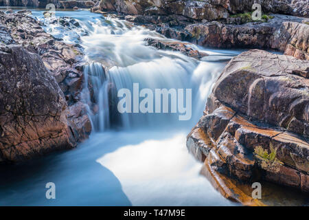 Ein Wasserfall in Glen Etive, Schottland, Großbritannien Stockfoto