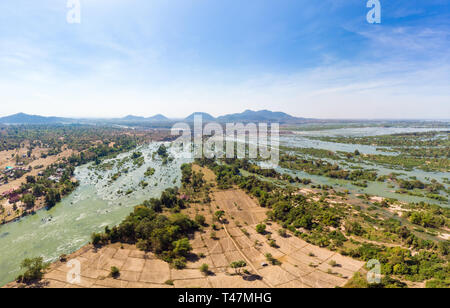 Antenne Panoramablick 4000 Inseln Mekong in Laos, Li Phi Wasserfälle, berühmten Reiseziel Backpacker in Südostasien Stockfoto