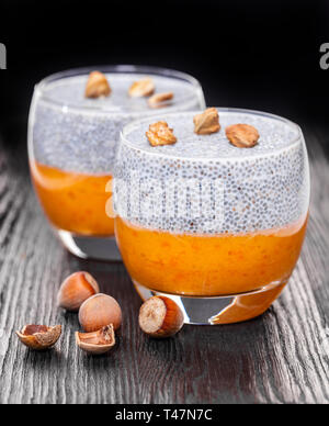 Chia Pudding in ein Glas auf schwarzem Holz- Hintergrund Stockfoto