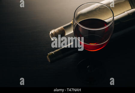 Wein glasse und Flaschen auf einer hölzernen Hintergrund Stockfoto
