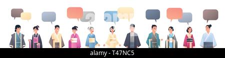 Asiatische Männer Frauen tragen traditionelle Kleidung Sprechblase Kommunikation Konzept Menschen in nationalen alten Kostüme chinesischen oder japanischen Zeichentrickfilm Stock Vektor