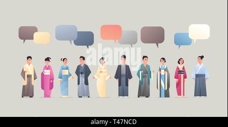 Asiatische Männer Frauen tragen traditionelle Kleidung Sprechblase Kommunikation Konzept Menschen in nationalen alten Kostüme chinesischen oder japanischen Zeichentrickfilm Stock Vektor