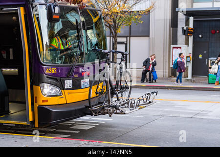 Ein Fahrrad, das auf der Vorderseite eines öffentlichen Bus in der Innenstadt von Seattle Stockfoto