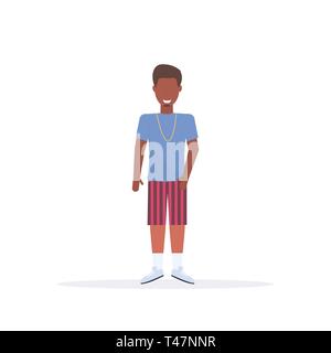 Happy and man standing Pose lächelnd african american Kerl in Shorts und T-Shirt männliche Zeichentrickfigur in voller Länge flache weiße Hintergrund Stock Vektor