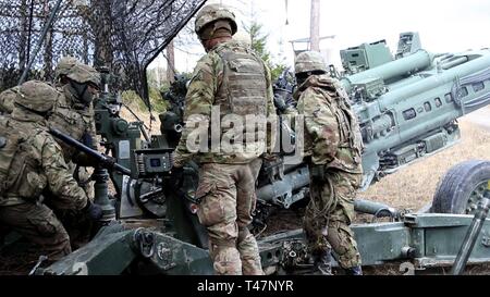 Soldaten mit Archer Batterie, Field Artillery Squadron, 2.Kavallerie Regiments, bereitet die M777A2 Howitzer während der Übung Dynamische Front 19, 5. März bei Grafenwöhr Training Area, Deutschland. Dynamische Vordere 19 ist eine multinationale Übung der US-Armee in Europa zur Verbesserung der Alliierten und Partner nation Fähigkeit zu lange liefern - Bereich Feuer. Es ermöglicht Verbündeten persönlich, fachlich, technisch und taktisch stärker und fähiger Kräfte in der Zeit der Krise zu schaffen. Stockfoto