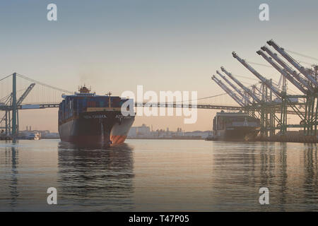 Containerschiff, KOTA CAHAYA, unterwegs durch die Los Angeles wichtigste Kanal, als Sie den Hafen fährt von Los Angeles bei Sonnenaufgang. Kalifornien, USA. Stockfoto