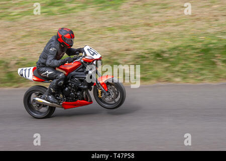 Chorley, Lancashire, UK. April, 2019. Hoghton Tower 43 Motorrad Sprint. Rider 411 Daniel Crook aus Accrington ridinga 2010 675 ccc Triumph Street Kutteln R moderne Superbike Motorrad. Stockfoto