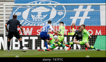 Von Wigan Athletic Sam Morsy hat einen Schuß auf Ziel, die schließlich den Arm von Norwich City Ben Godfrey Hits, die eine Strafe während der Sky Bet Championship Match auf DW Stadium, Wigan. Stockfoto