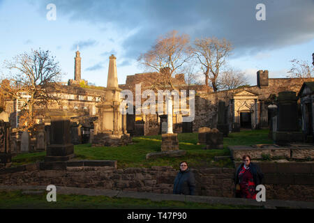 Blick von Canongate Kirk auf Calton Hill in der Hauptstadt von Schottland, Edinburgh an einem sonnigen Wintertag. Stockfoto