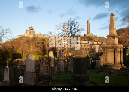 Blick von Canongate Kirk auf Calton Hill in der Hauptstadt von Schottland, Edinburgh an einem sonnigen Wintertag. Stockfoto