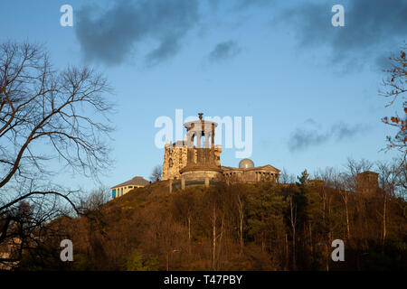 Blick von Canongate Kirk auf Calton Hill in der Hauptstadt von Schottland, Edinburgh an einem sonnigen Wintertag. Stockfoto