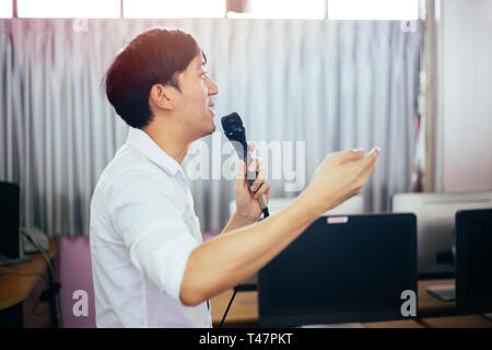 Seitenansicht der männlichen Asiatische Geschäftsmann sprechen und einen Vortrag im öffentlichen Sprechen Veranstaltung im Zimmer Stockfoto