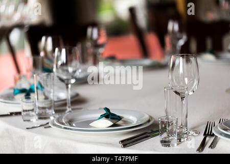 Servieren auf dem Tisch. Kristallgläser. Hochzeitstisch Stockfoto