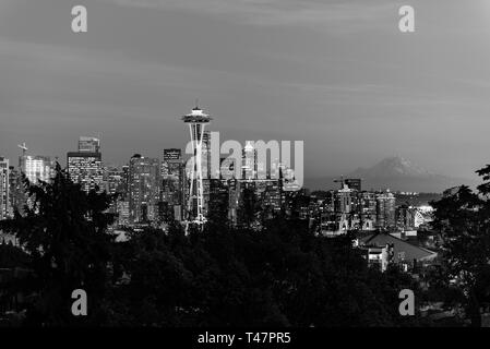 Schwarz-weiß-Bild von der Skyline der Stadt Seattle und das Profil des Mount Rainier im Hintergrund. Stockfoto