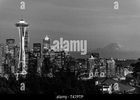 Schwarz-weiß-Bild von der Skyline der Stadt Seattle und das Profil des Mount Rainier im Hintergrund. Stockfoto