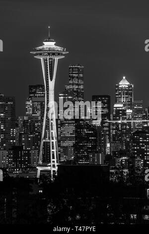 Schwarz-weiß-Bild des Seattle Space Needle und anderen emblematischen Gebäude im Hintergrund Stockfoto