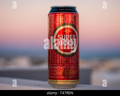 Lissabon, Portugal - August 1, 2017: Super Bock Bier auf eine Wand mit Sonnenuntergang im Hintergrund Stockfoto