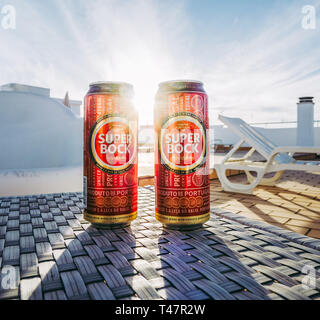 Lissabon, Portugal - August 1, 2017: Zwei Super Bock Bier Dosen mit Sun zwischen ihnen scheint. Stockfoto