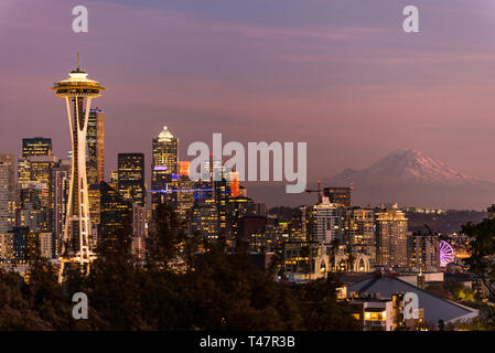 Sonnenuntergang über der Skyline der Stadt Seattle und das Profil des Mount Rainier im Hintergrund. Stockfoto