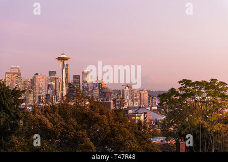 Sonnenuntergang über der Skyline der Stadt Seattle und das Profil des Mount Rainier im Hintergrund. Stockfoto