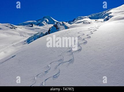 Skipisten in tiefem Schnee, Drone, Saas-Fee, Wallis, Schweiz Stockfoto