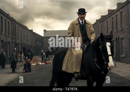 SAM NEILL in SPITZER SCHEUKLAPPEN (2013). Staffel 1 Folge 2. Quelle: British Broadcasting Corporation (BBC) / Album Stockfoto