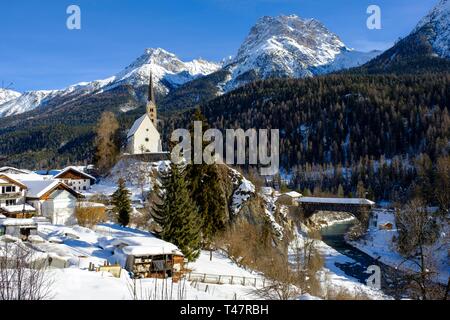 Blick auf das Dorf mit der Reformierten Kirche über den Inn im Winter, Scuol, Graubünden, Schweiz Stockfoto