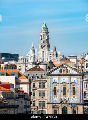 Blick auf die Fassade der Kirche Igreja de Santo Antonio dos Congregados, hinter dem Turm des Rathauses Camara Municipal do Porto, Porto Stockfoto