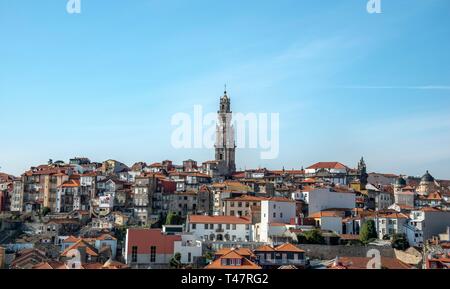 Blick auf die Altstadt mit dem Turm der Kirche Igreja dos Clerigos, Porto, Portugal Stockfoto