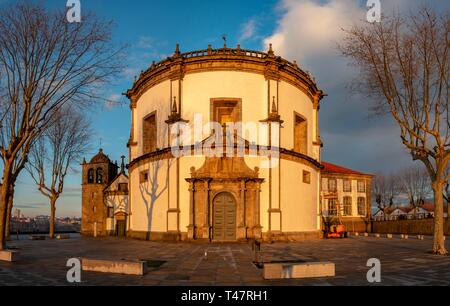 Kirche Igreja da Serra do Pilar in der Abendsonne, Porto, Portugal Stockfoto