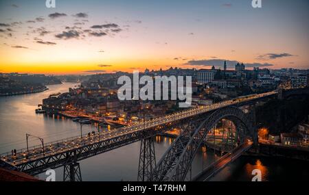 Blick über Porto mit Fluss Rio Douro und die Brücke Ponte Dom Luis I, Sonnenuntergang, Porto, Portugal Stockfoto