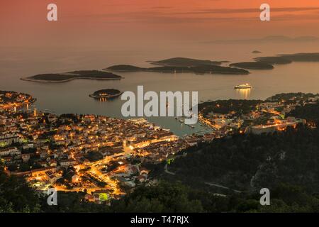 Blick auf die Stadt Hvar mit Hafen und die Inseln Pakleni bei Sonnenuntergang, Insel Hvar, Dalmatien, Kroatien Stockfoto