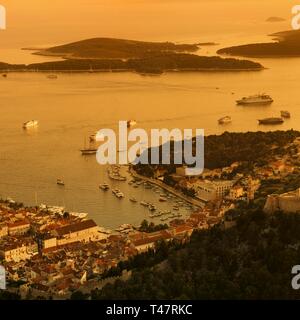 Blick auf die Stadt Hvar mit Hafen und die Inseln Pakleni bei Sonnenuntergang, Insel Hvar, Dalmatien, Kroatien Stockfoto