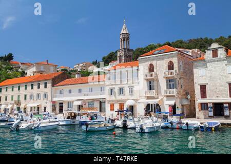 Hafen in der Altstadt, Kirche Sv. Marko, Hvar, Insel Hvar, Dalmatien, Kroatien Stockfoto