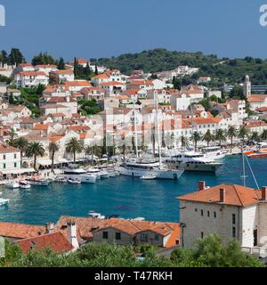 Blick auf die Promenade am Hafen, Hvar, Insel Hvar, Dalmatien, Kroatien Stockfoto