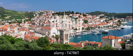 Blick von der Kirche Sv. Marko zu Trg Svetog Stjepana mit Kathedrale Sveti Stjepan und Hafen von Hvar, Insel Hvar, Dalmatien, Kroatien Stockfoto