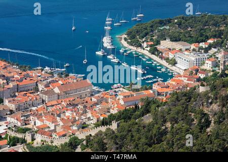 Blick auf die Altstadt mit Hafen, Hvar, Insel Hvar, Dalmatien, Kroatien Stockfoto