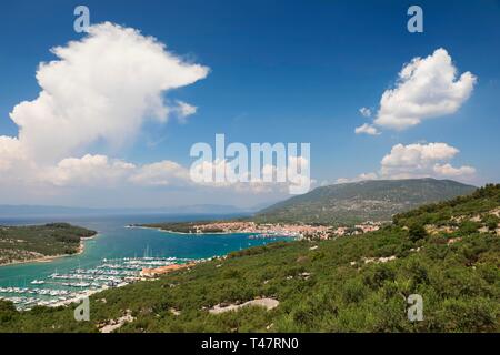 Blick über den Hafen, natürliche Hafen der Stadt Cres, Insel Cres, Golf von Kvarner Bucht, Kroatien Stockfoto