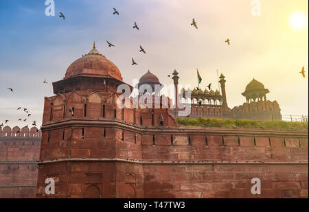 Delhi Red Fort bei Sonnenaufgang mit Tauben fliegen. Red Fort in Delhi ist eine historische mittelalterliche Architektur und UNESCO-Welterbe Stockfoto