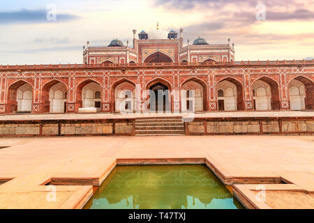 Humayun Grabmal aus rotem Sandstein mittelalterliche Architektur in Delhi Indien bei Sonnenuntergang mit Moody Himmel. Humayun Tomb ist ein UNESCO-Weltkulturerbe. Stockfoto