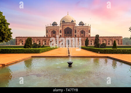 Humayun Grabmal aus rotem Sandstein mittelalterliche Architektur in Delhi Indien bei Sonnenuntergang mit Moody Himmel. Humayun Tomb ist ein UNESCO-Weltkulturerbe. Stockfoto