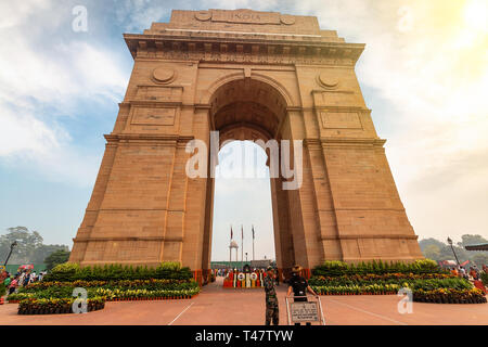 India Gate Delhi historische Kriegerdenkmal in Nahaufnahme auf Rajpath Straße bei Sonnenaufgang mit Moody Himmel. Stockfoto