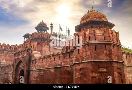 Red Fort in Delhi Außenansicht bei Sonnenuntergang mit Moody Himmel. Rotes Fort in einem historischen mittelalterlichen Festung ist ein UNESCO Weltkulturerbe Stockfoto