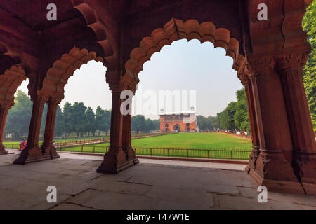 Red Fort in Delhi Innenansicht der "Naubat Khana' als von Diwan-i-Aam mit angrenzendem Garten. Stockfoto