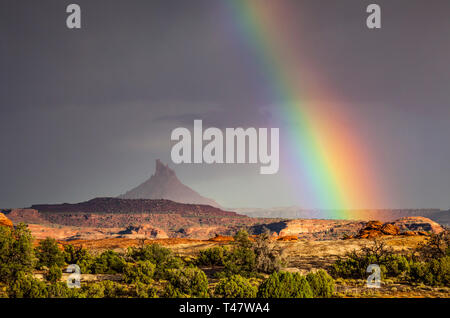 Ein Regenbogen über South Peak Six-Shooter im Südosten von Utah Canyonland Nationalpark während einer regen Sturm, USA gesehen. Stockfoto