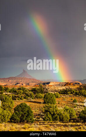 Ein Regenbogen über South Peak Six-Shooter im Südosten von Utah Canyonland Nationalpark während einer regen Sturm, USA gesehen. Stockfoto