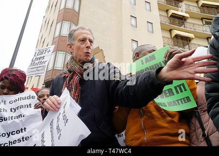 London England UK. 6. April 2019. Der britische Menschenrechtler Peter Tatchell außerhalb der Dorchester Hotel London. Stockfoto